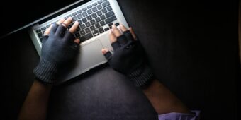 Zwei Hände bedienen in fingerlosen Handschuhen einen Laptop. - Towfiqu Barbhuiya / Unsplash
