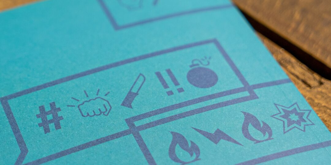 Ein Blatt Papier ist mit Sprechblasen bedruckt, in denen sich unterschiedliche Emojis befinden. Mika Baumeiser / Unsplash