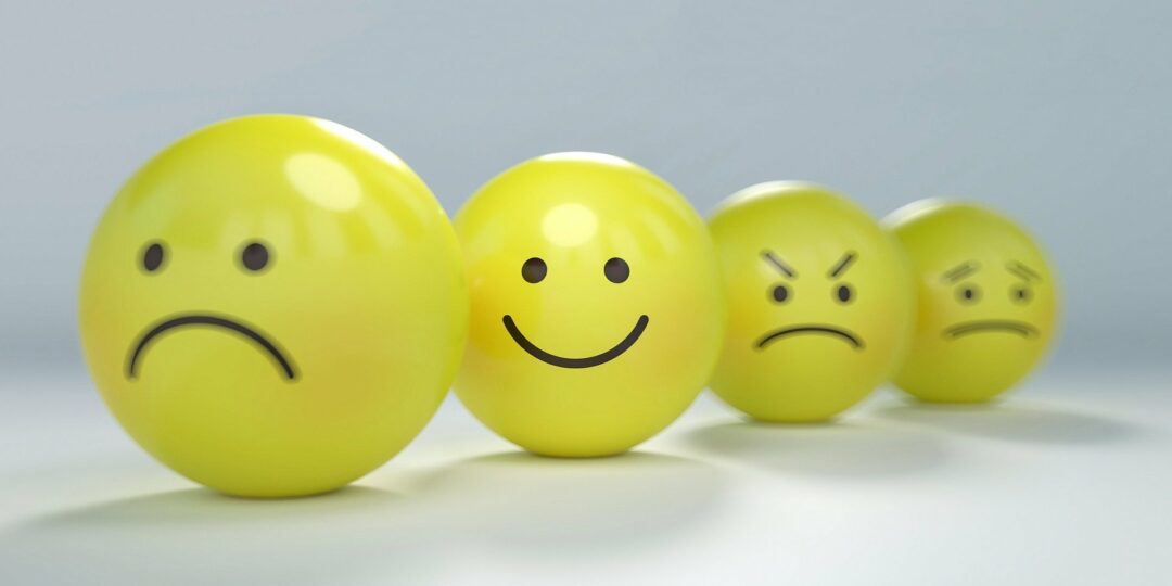 Vier Emoji-Bälle bringen unterschiedliche Gemütszustände zum Ausdruck. Bild: AbsolutVision/Pixabay