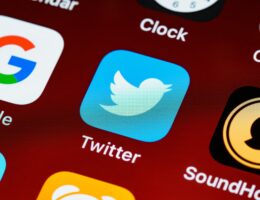 Das Twitter-Icon neben anderen Apps auf einem Smartphone-Bildschirm. Bild: Brett Jordan / Unsplash.