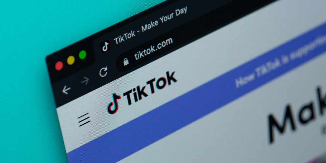 Die Startseite von TikTok in einem Browser-Fenster. Bild: Solen Feyissa / Unsplash
