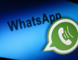 Das WhatsApp-Symbol vor einem dunklen Hintergrund.