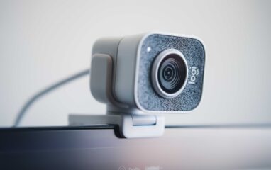 Eine Webcam ist auf einem Bildschirm befestigt. Bild: Emiliano Cicero / Unsplash