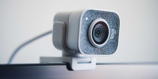 Eine Webcam ist auf einem Bildschirm befestigt. Bild: Emiliano Cicero / Unsplash