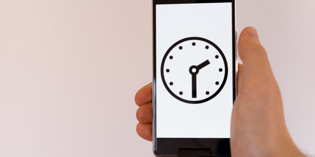 Digital Detox: Ein Smartphone, das eine Uhr auf dem Display anzeigt. Bild: Markus Winkler / Unsplash