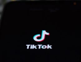 Das TikTok-Logo auf schwarzem Hintergrund. Bild: Solen Feyissa / Unsplash
